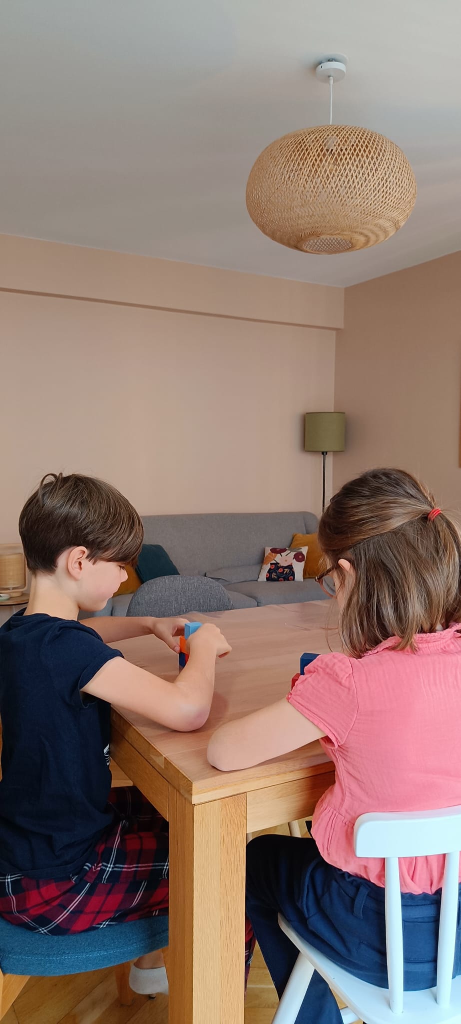 Enfants lors d'une séance de bilan psychologique WISC-V - tests cognitifs pour comprendre le fonctionnement intellectuel